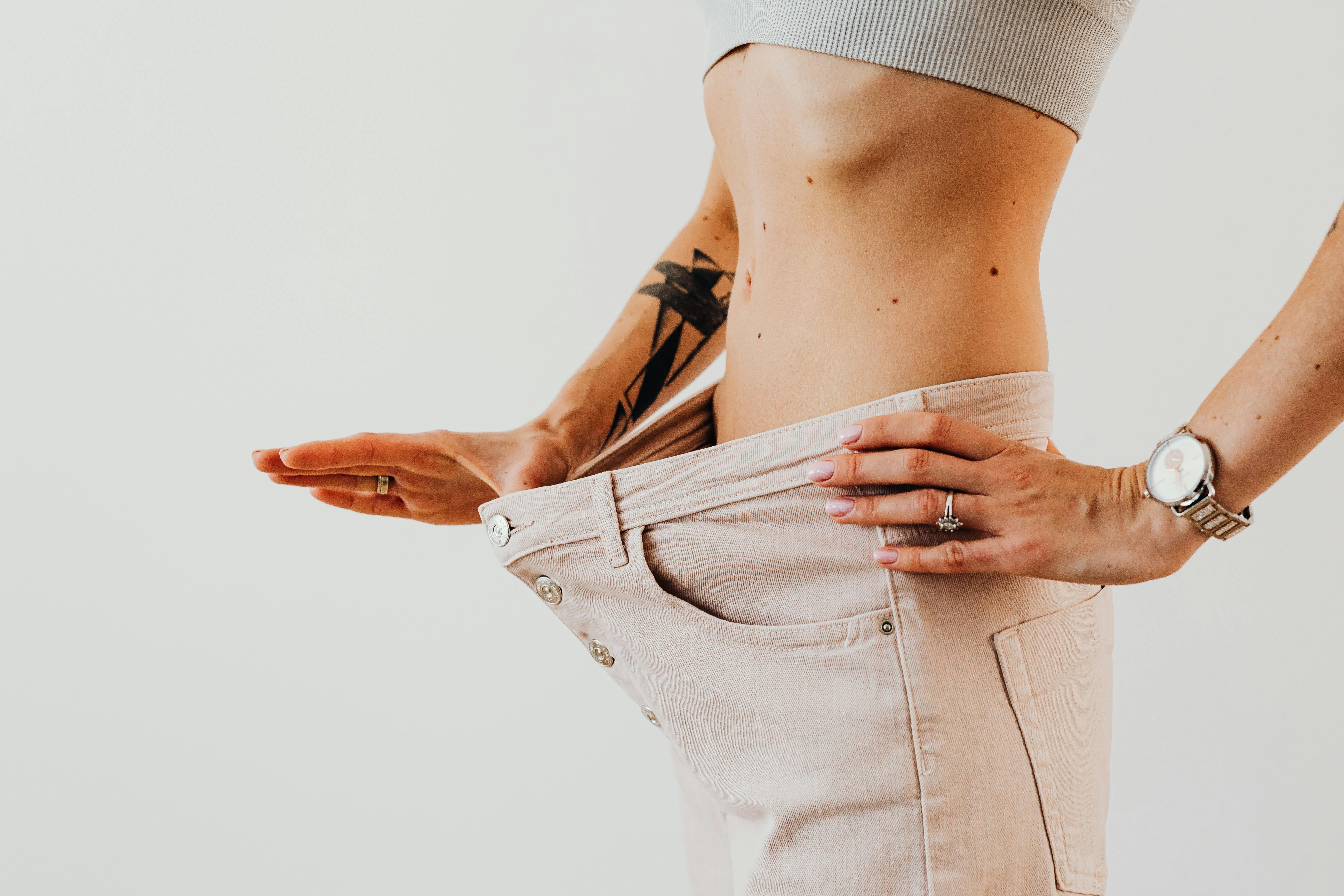 Persona mostrando pantalón holgado como ejemplo de cambio de talla tras pérdida de peso